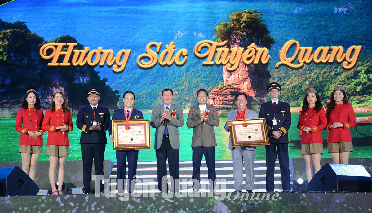 UBND tỉnh cùng Công ty cổ phẩn hàng không Vietjet nhận Bằng kỷ lục Guinness Việt Nam.